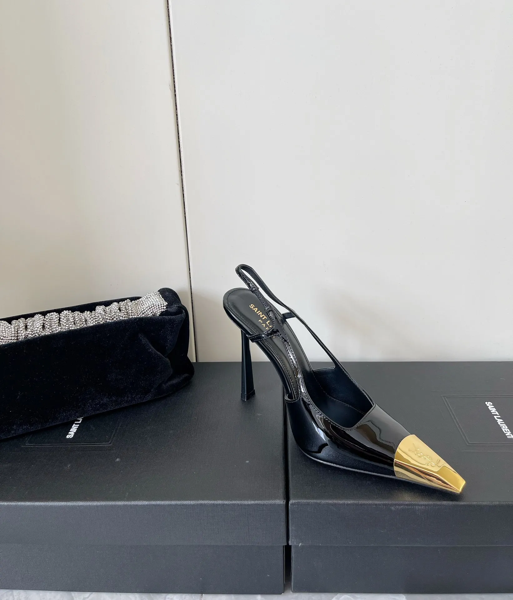 👟👟Ex-factory price 560👟👟 YSL Yves Saint Laurent's latest gold iron-toe logo small square toe high-heeled shoes ✔️ New products are available at the counter at the same time. Major celebrities and Internet celebrities have stepped on their feet. The style is fashionable and versatile, simple and high-end, and the elegance is achieved to the extreme. The feet are full of goddess style! Upper: Imported calfskin Lining: Imported sheepskin Heel height: 10.5 Outsole: Genuine leather outsole Size: 35-39 (custom-made in 40 units, non-refundable)